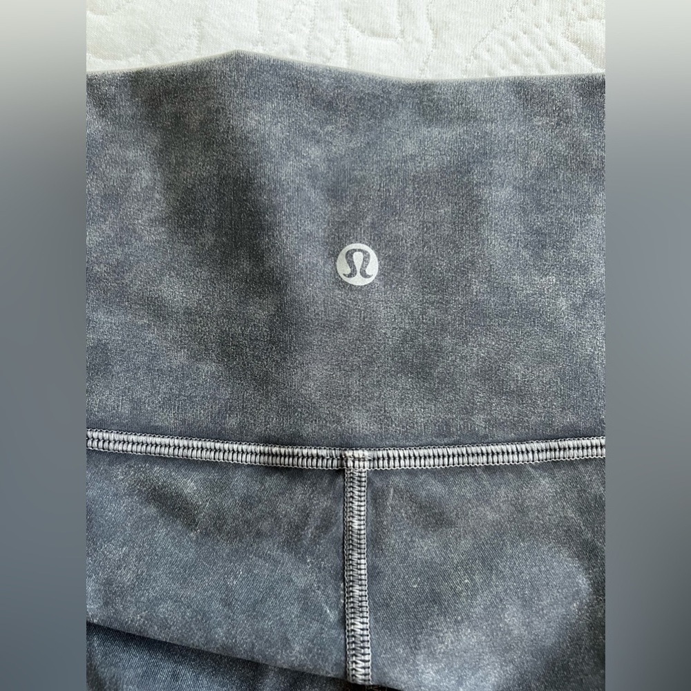 Acid Wash Lululemon Wunder Under size 6, 28 inches
